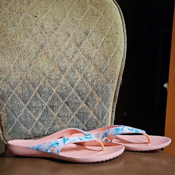 Crocs Kadee II Flip Flops Thong Sandals Shoes Slip On Pink Blue Tropical Floral - Picture 1 of 5